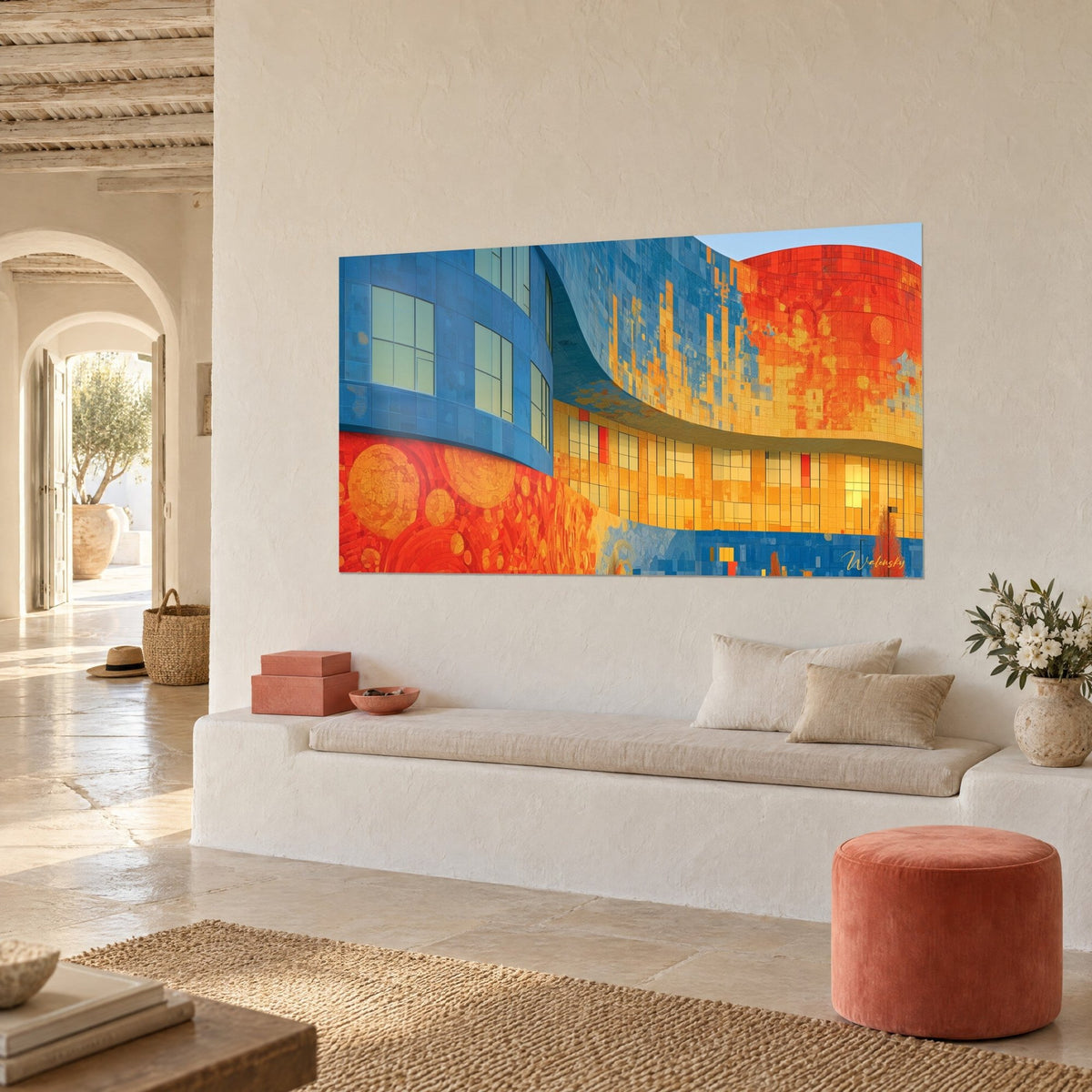 Tableau bâtiment ondulant aux carreaux bleu cobalt et ocre doré, ciel pâle, sur un mur crépi blanc au-dessus d'une banquette