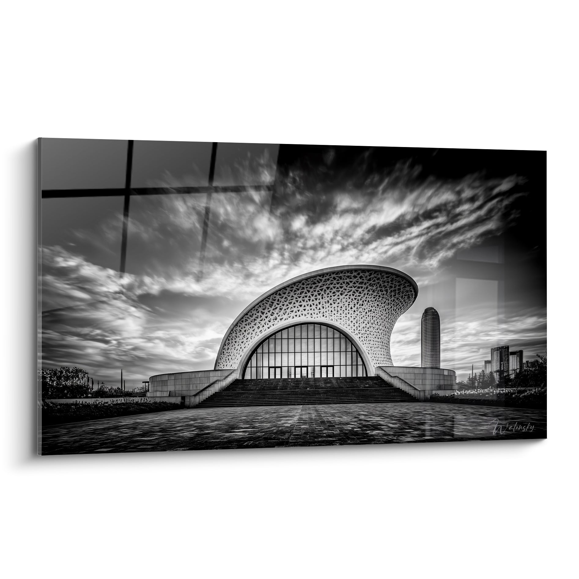 Musée futuriste noir et blanc à façade perforée sous un ciel nuageux dramatique et intense