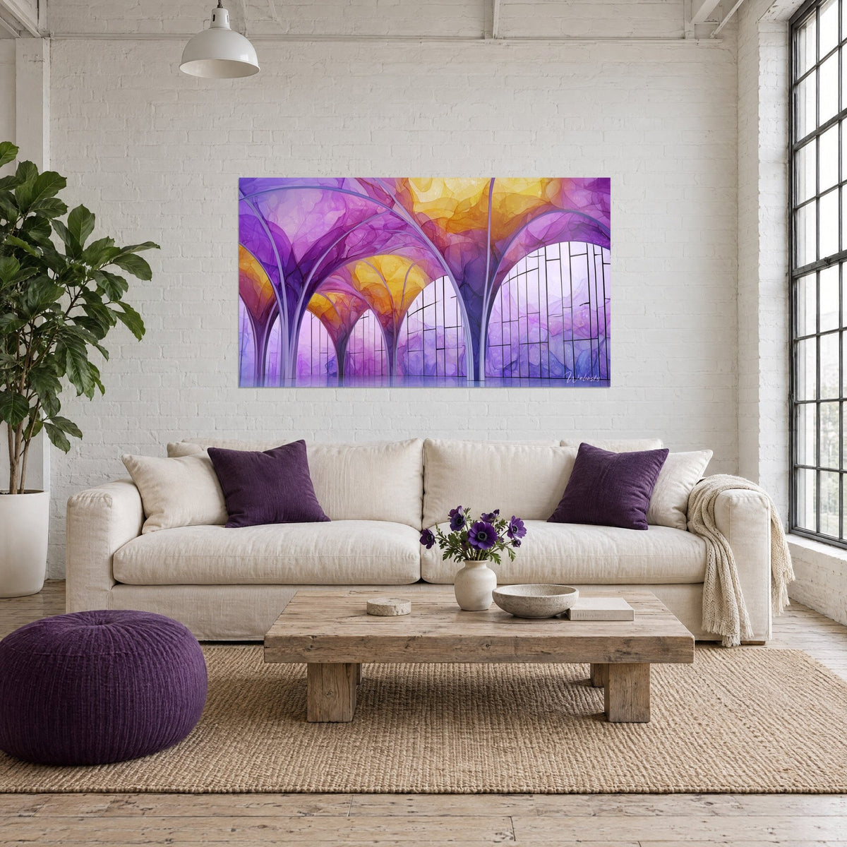 Tableau nef gothique aux arcs lilas et or ambré, panneau vitré mauve, accroché au-dessus d'un canapé dans un salon lumineux