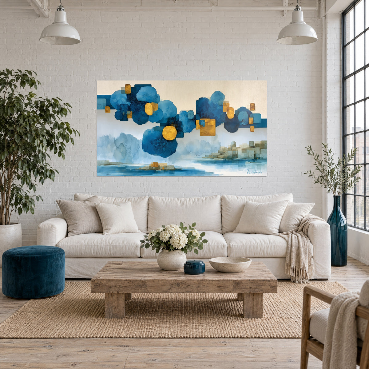 Gemälde geometrische Wolken in Marineblau und Gold, die auf einem cremefarbenen Hintergrund schweben, über einem Sofa in einem hellen Wohnzimmer