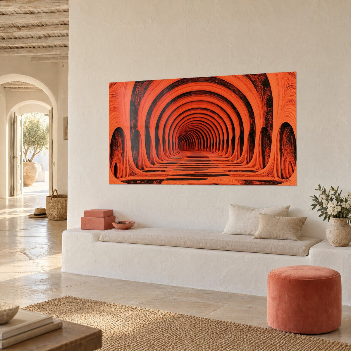 Cuadro galería interminable de arcos concéntricos naranjas y negros, vista de tres cuartos de una pared enlucida, banqueta blanca y puf terracota