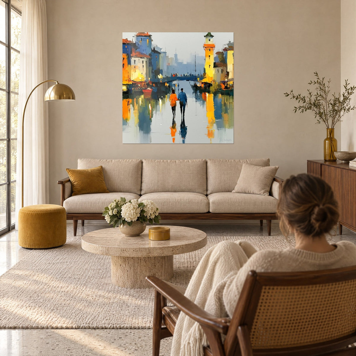 Tableau couple orange et bleu longeant un canal, reflets dorés, façades ocre et azur, au-dessus d'un canapé dans un salon lumineux