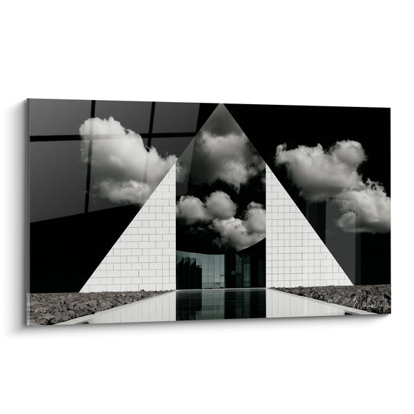 Cuadro Pirámide Blanca y Nubes Espectrales - Grieta entre Mundos - Edición Arquitectura Abstracta