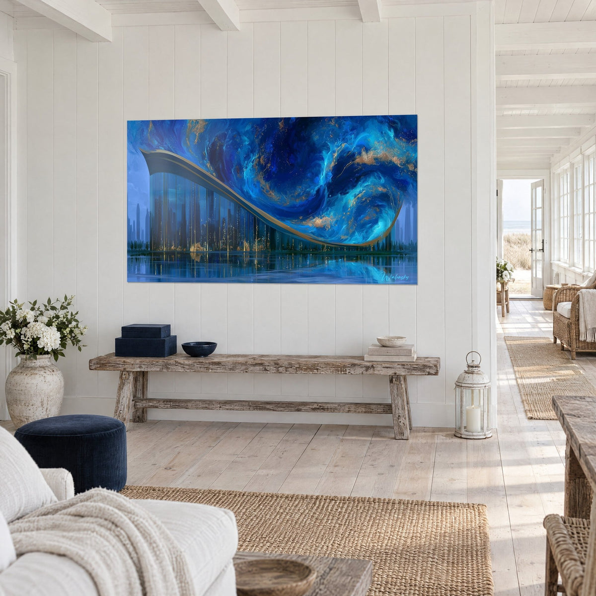 Tableau tourbillon céleste indigo et turquoise filets dorés, façade vitrée courbe, trois-quarts sur mur blanc en bois