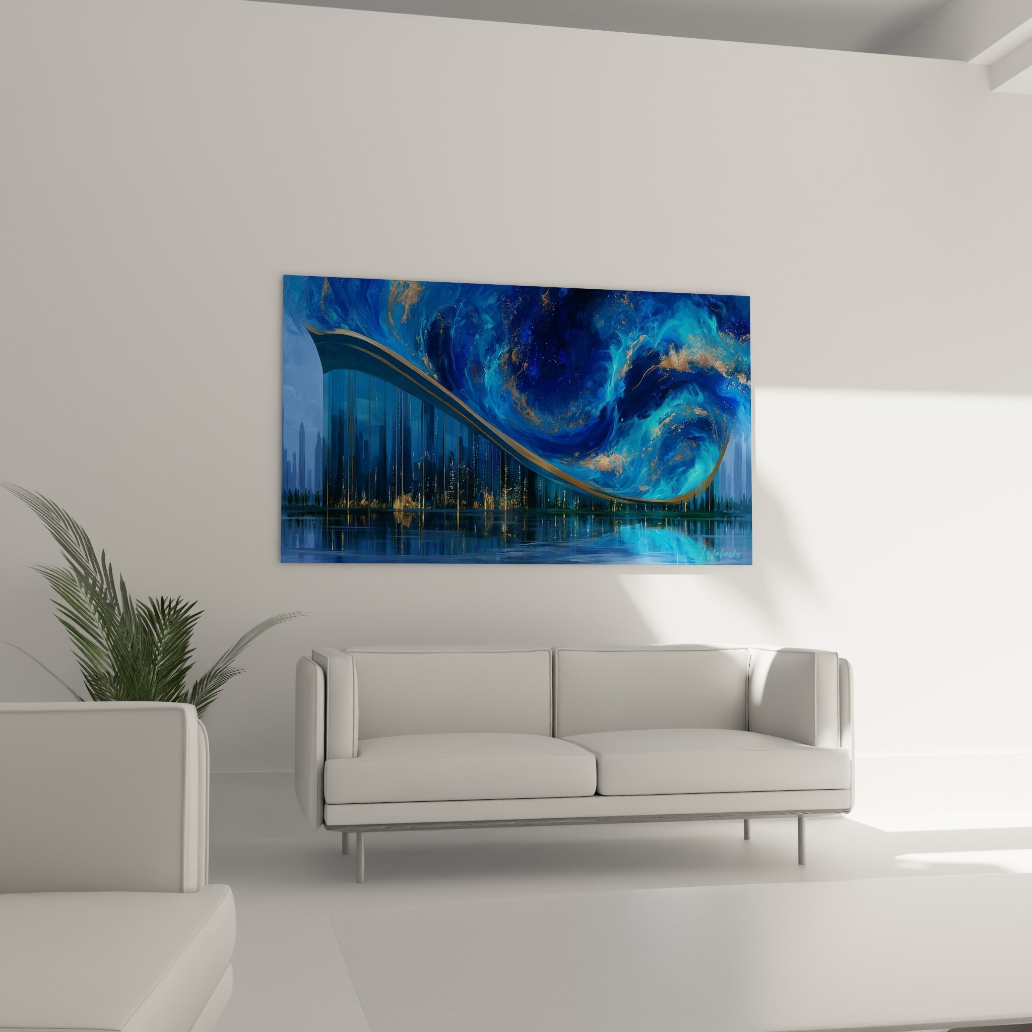 Silhouettes urbaines dorées reflétées dans l'eau sous un ciel bleu marine, tableau architecture abstrait au-dessus d'un canapé dans un salon lumineux