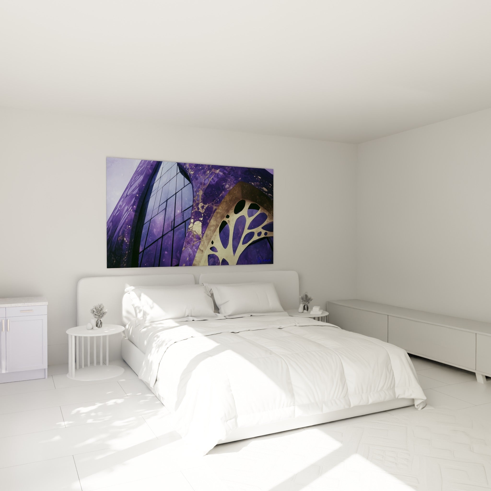 Structure violette et dorée aux découpes organiques, accrochée au-dessus d'un lit dans une chambre claire
