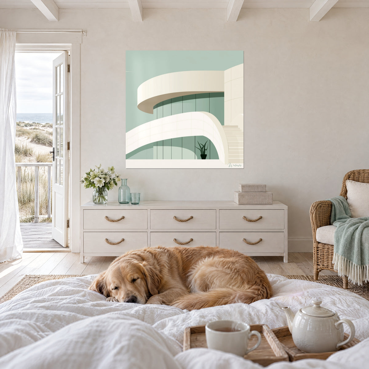 Tableau musée aux volumes arrondis beige et vert sauge, retriever doré couché sur le lit, au-dessus d'un lit dans une chambre claire
