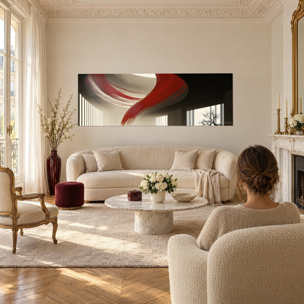 Tableau ruban écarlate virant sur voûte ivoire, ombres noires, arbre nu à droite, au-dessus d'un canapé dans un salon lumineux