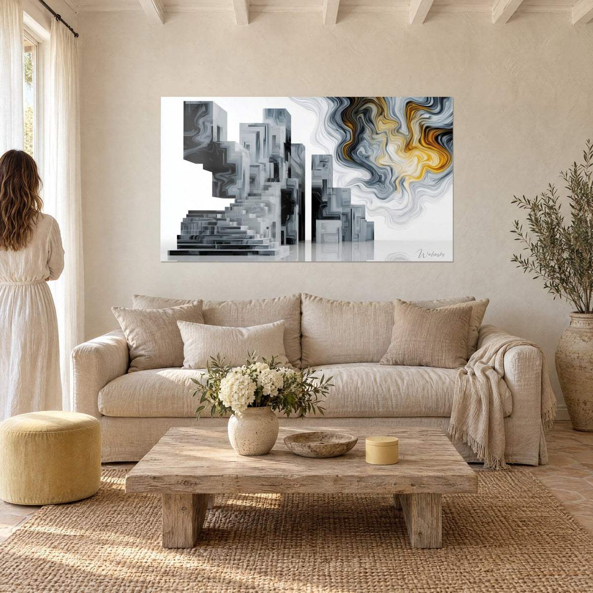 Quadro grattacielo antracite e bianco sporco, fumo dorato vorticoso, donna di spalle in abito chiaro sopra un divano in un soggiorno luminoso