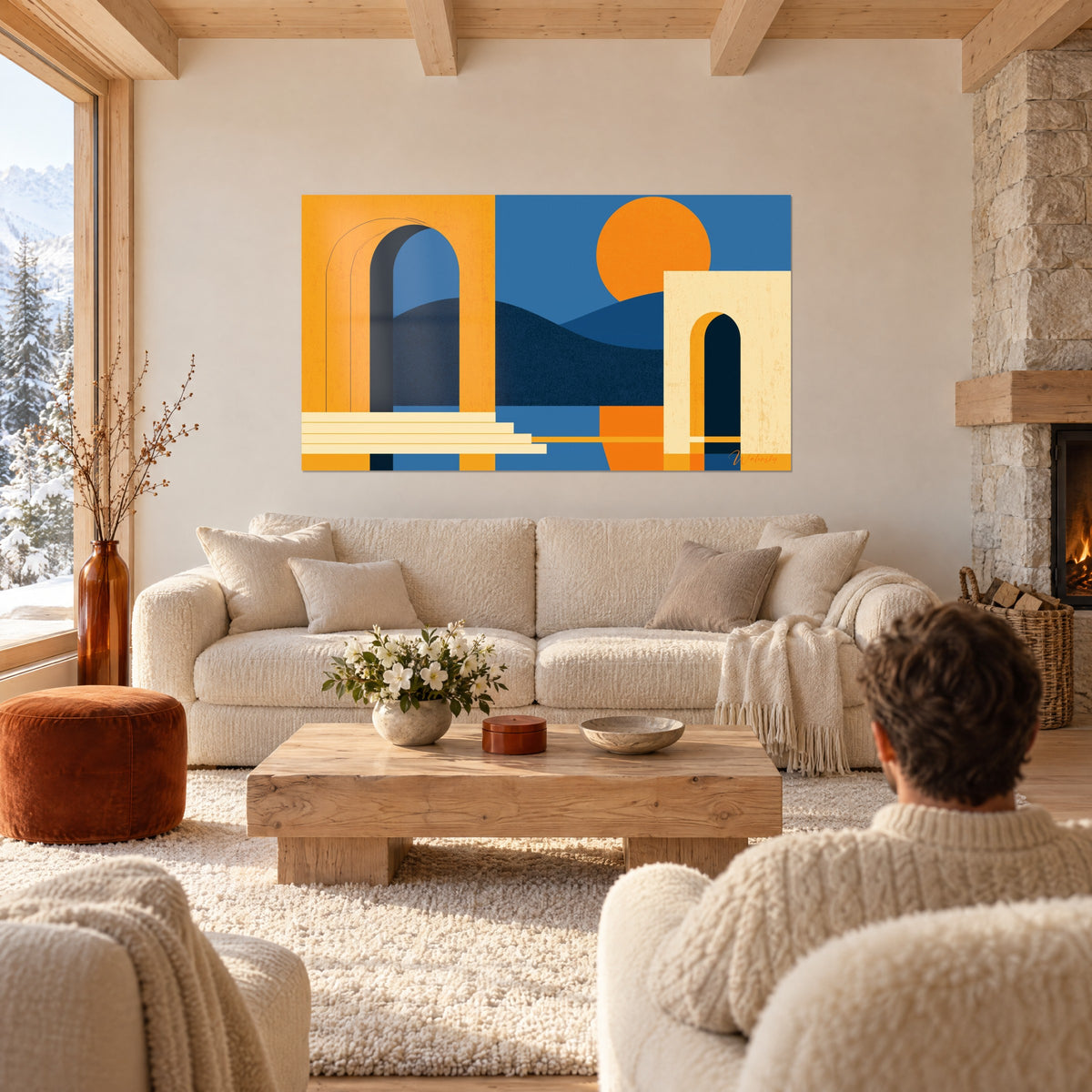 Tableau arches géométriques ocre et bleu marine, soleil orange sur collines, personne de dos au-dessus d'un canapé dans un salon lumineux