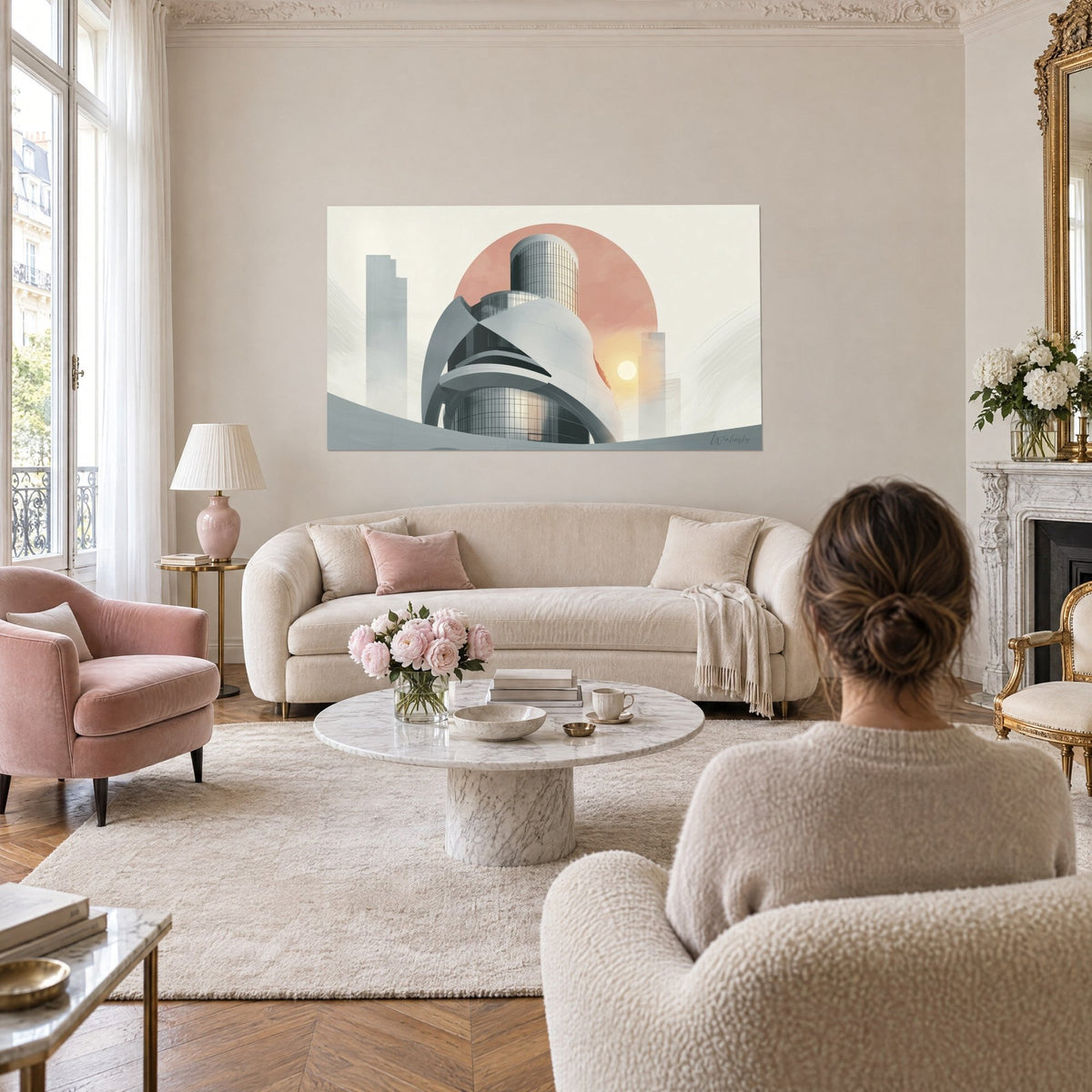 Tableau bâtiment futuriste gris perle devant un disque corail, un couple de dos, au-dessus d'un canapé dans un salon lumineux