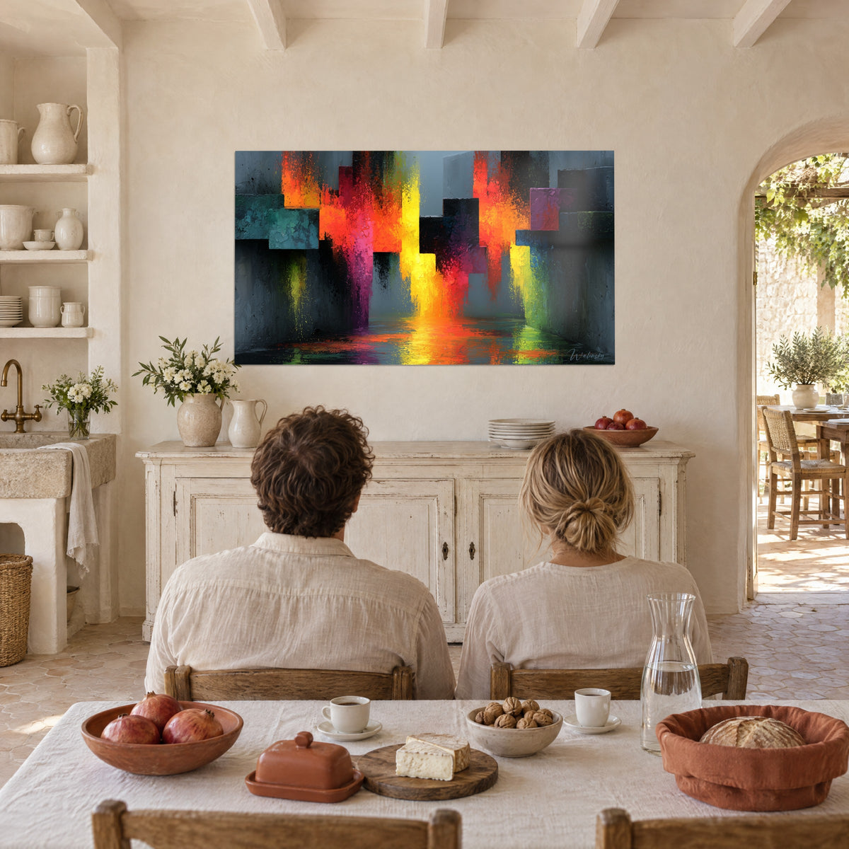 Tableau colonnes de peinture écarlate et jaune soleil coulant sur gris acier, salle à manger en pierre claire, mas provençal