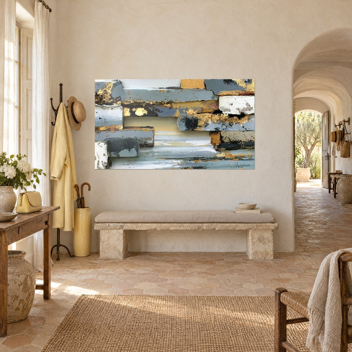 Tableau maçonnerie peinte aux blocs gris acier et feuille d'or écaillée, accroché au-dessus d'un banc de pierre, mas provençal