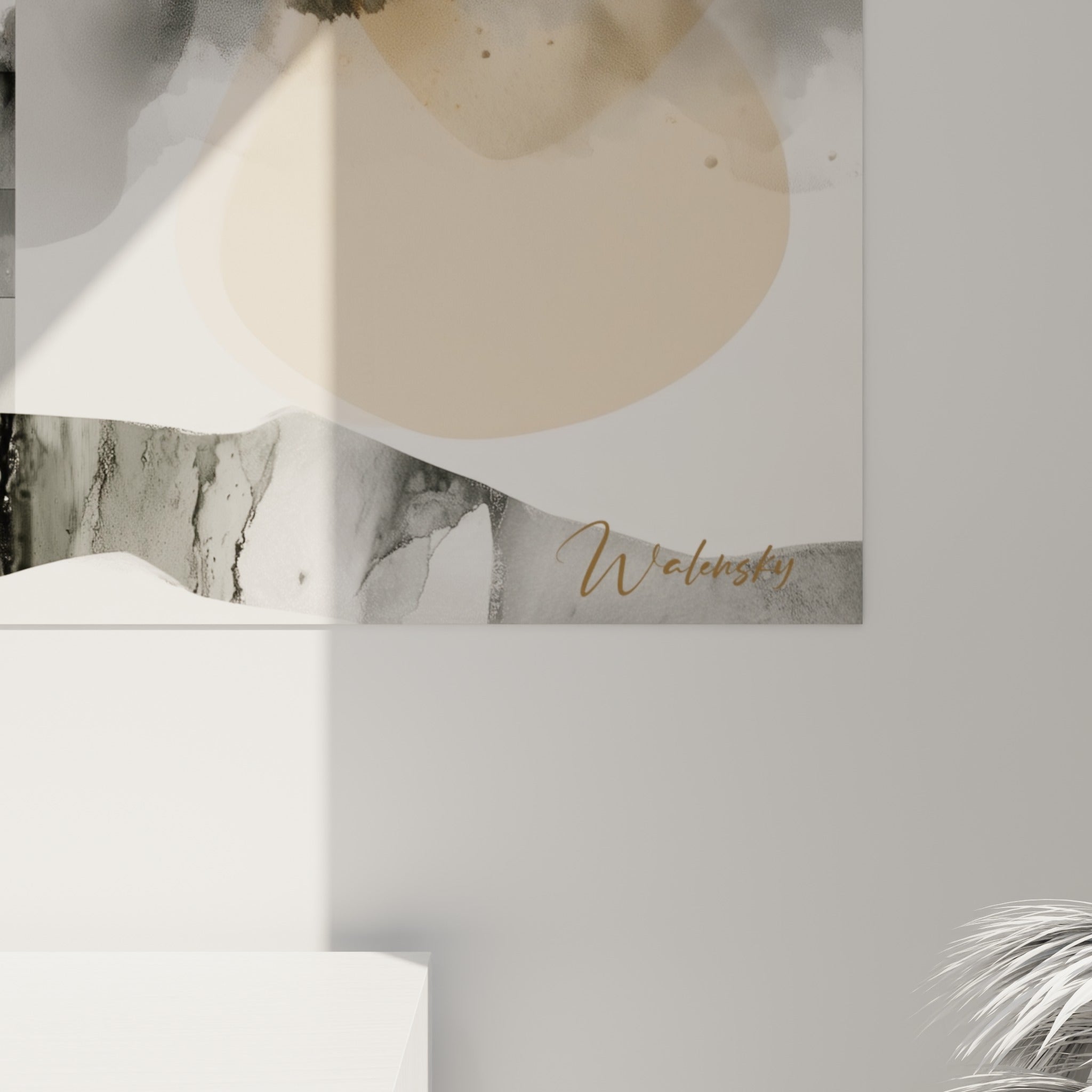 Coulures aquarelle grises et empâtements ocre visibles en gros plan sur ce tableau architecture abstrait