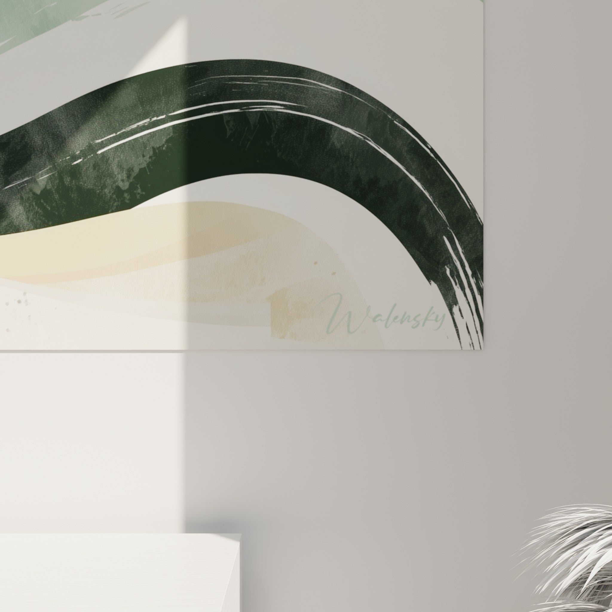 Grain aquarelle visible entre le vert sauge et l'anthracite du tableau architecture abstrait accroché au mur