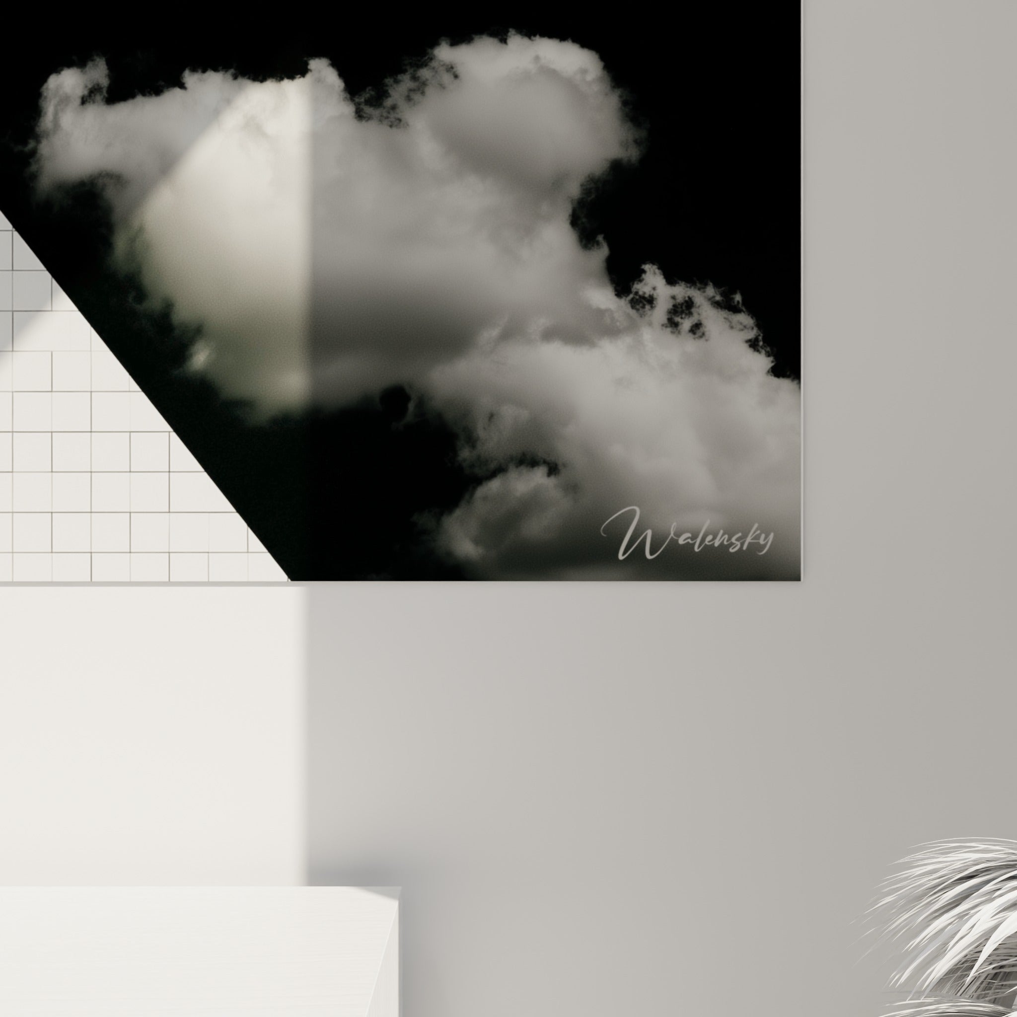 Grain photographique du triangle blanc carrelé et des nuages gris sur ce tableau architecture abstrait