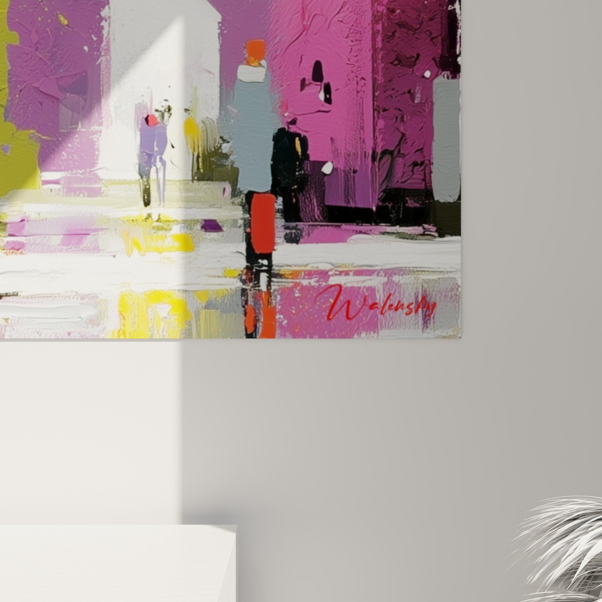 Matière épaisse et coulures dorées sur fond gris et rose magenta, empâtements visibles en gros plan