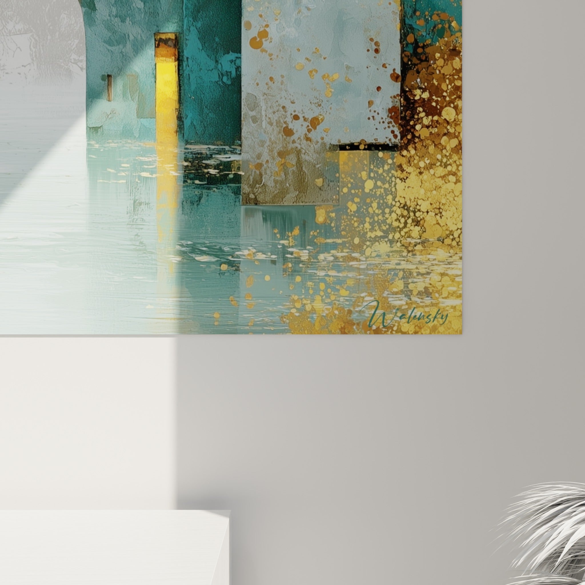 Grain texturé et coulures dorées se mêlant au turquoise profond sur la surface de la toile