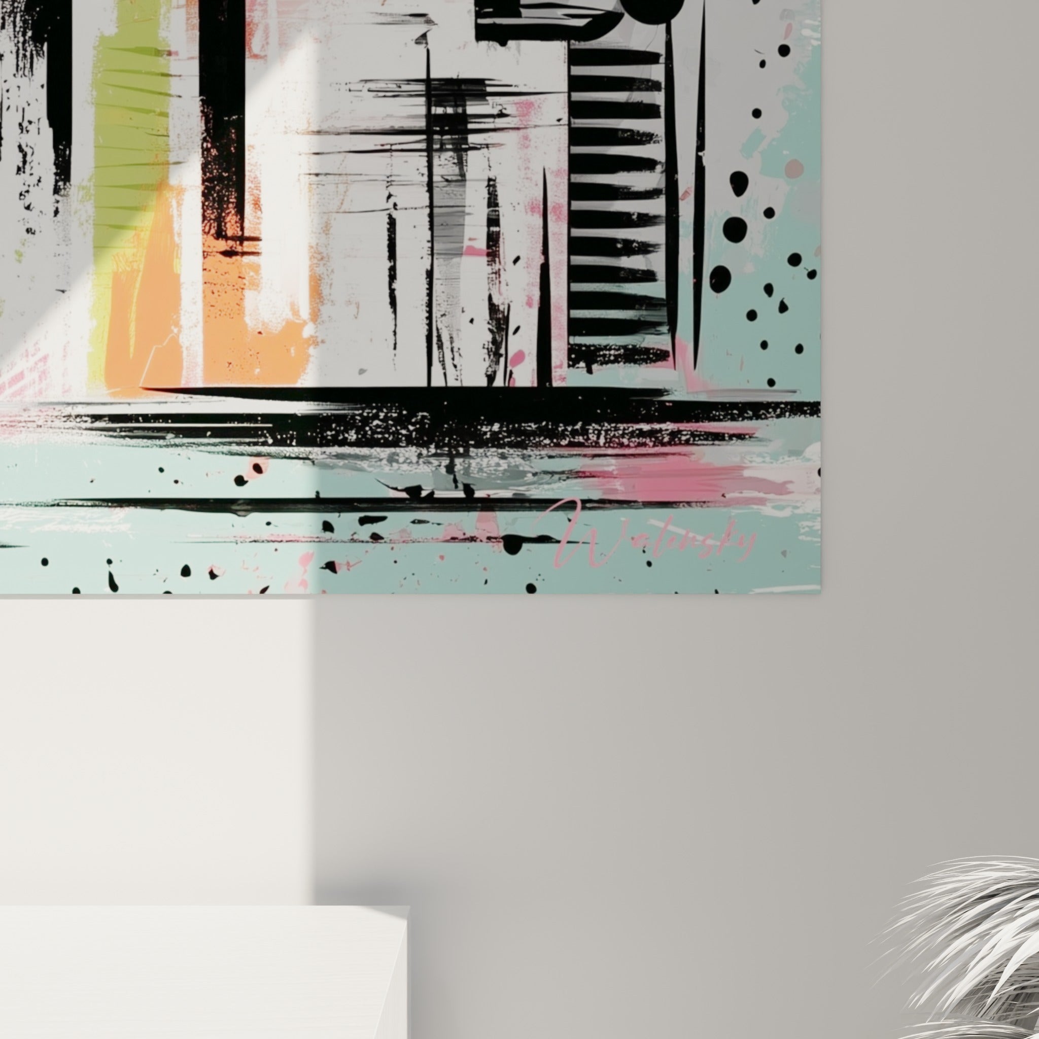 Empâtements et coulures de peinture corail, rose et vert menthe visibles sur la toile de ce tableau architecture abstrait