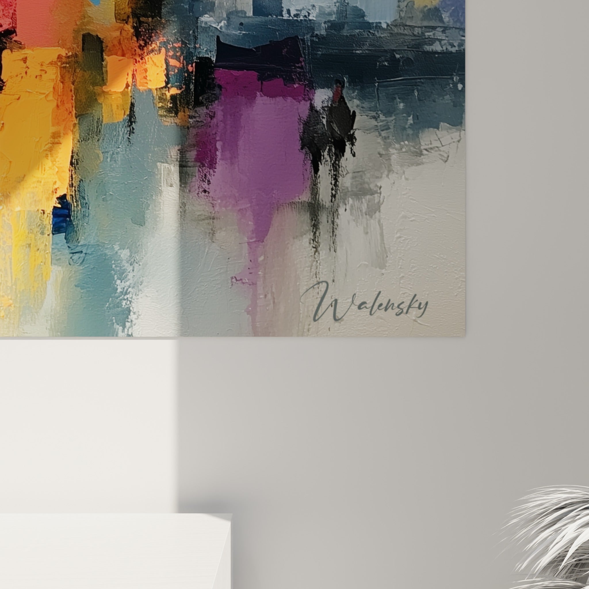 Empâtements roses et jaunes se mêlant au bleu marine, matière épaisse de ce tableau architecture abstrait
