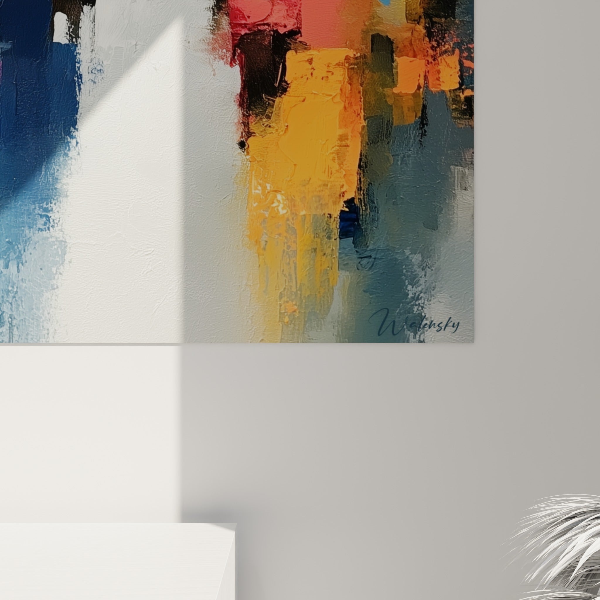 Empâtements épais mêlant rose fuchsia, bleu marine et jaune ocre, matière texturée de la peinture au couteau