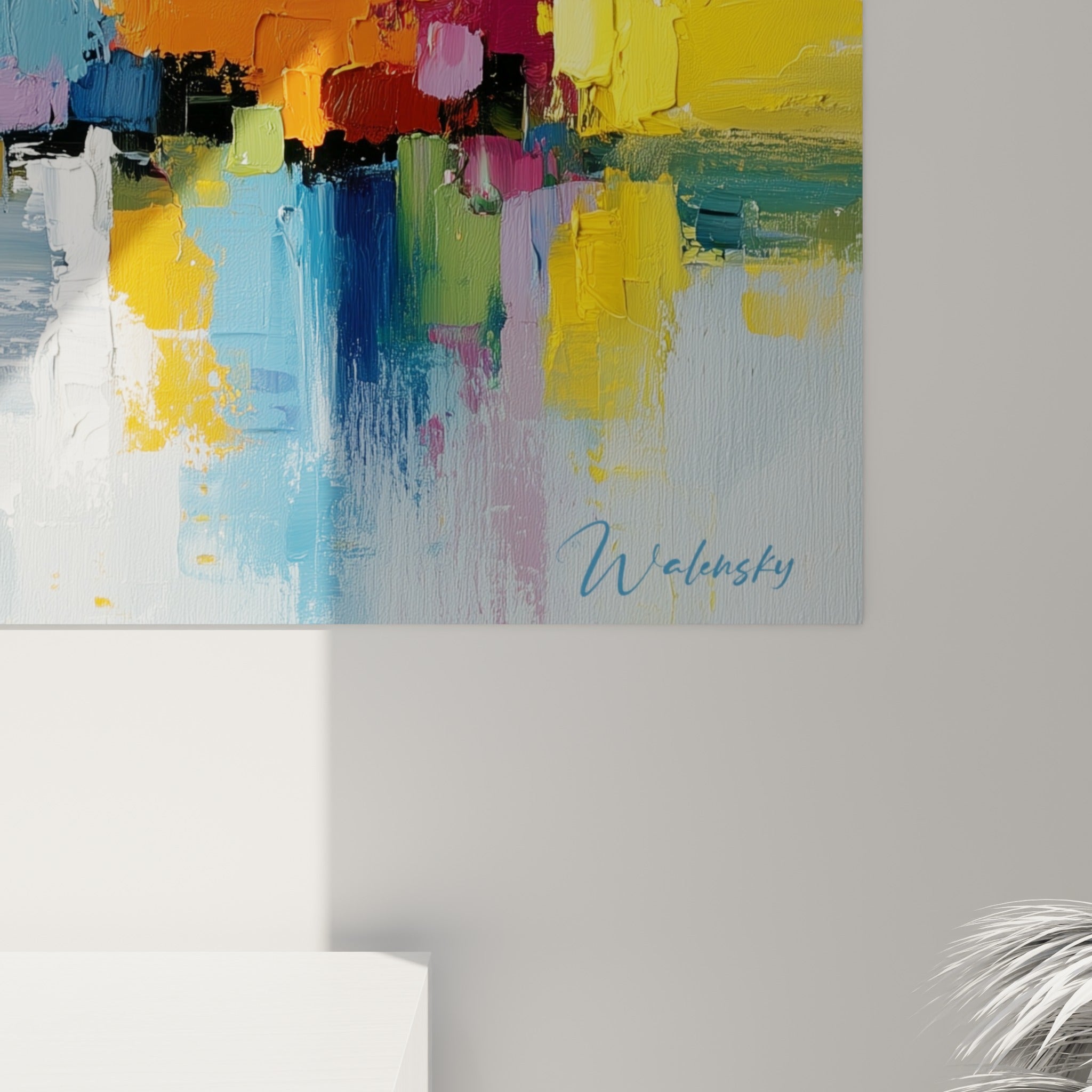 Empâtements épais jaune safran et bleu marine, coulures et grain visibles sur la toile du village peint