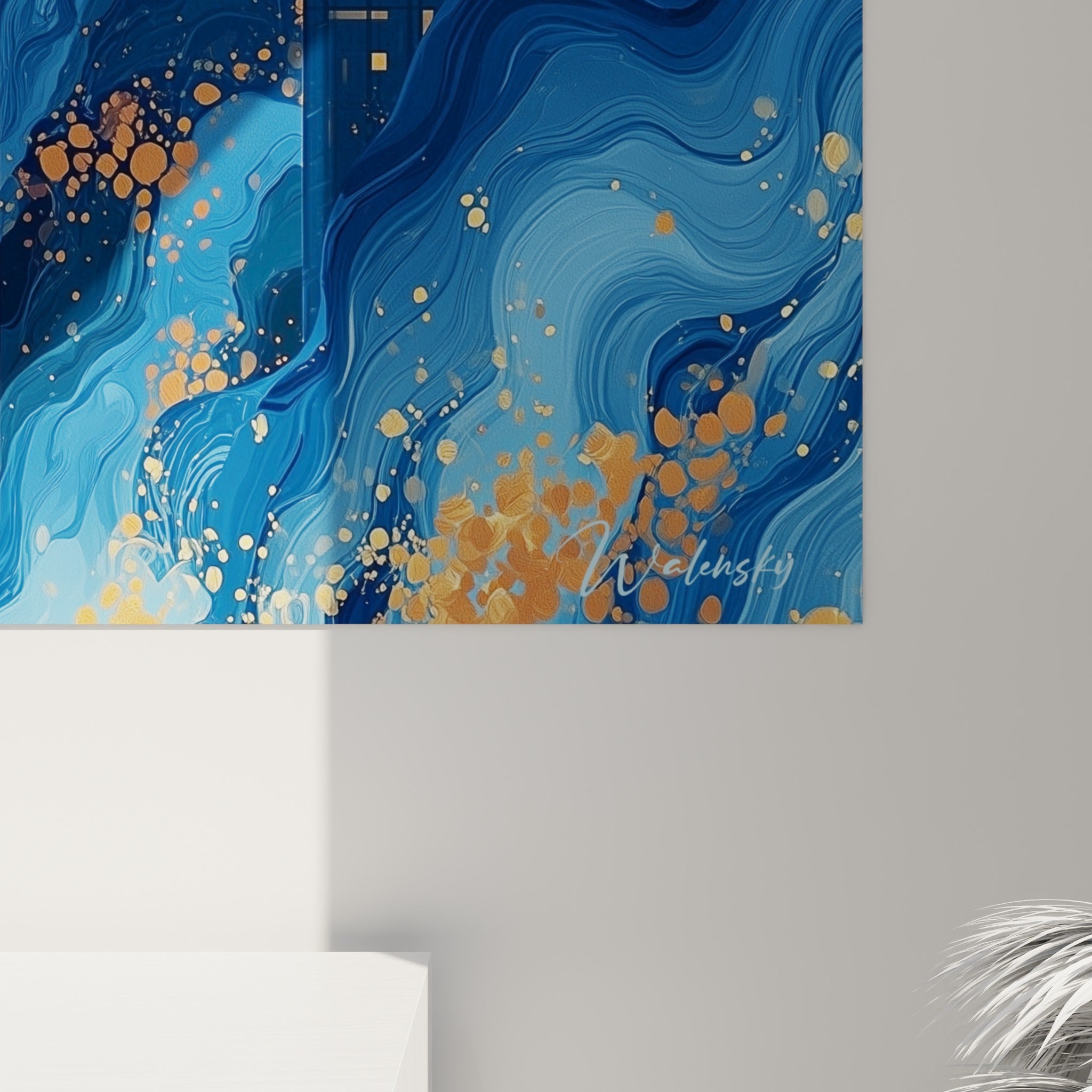 Grain rapproché montrant les touches dorées et le bleu marine se mêlant en volutes sur la toile accrochée.
