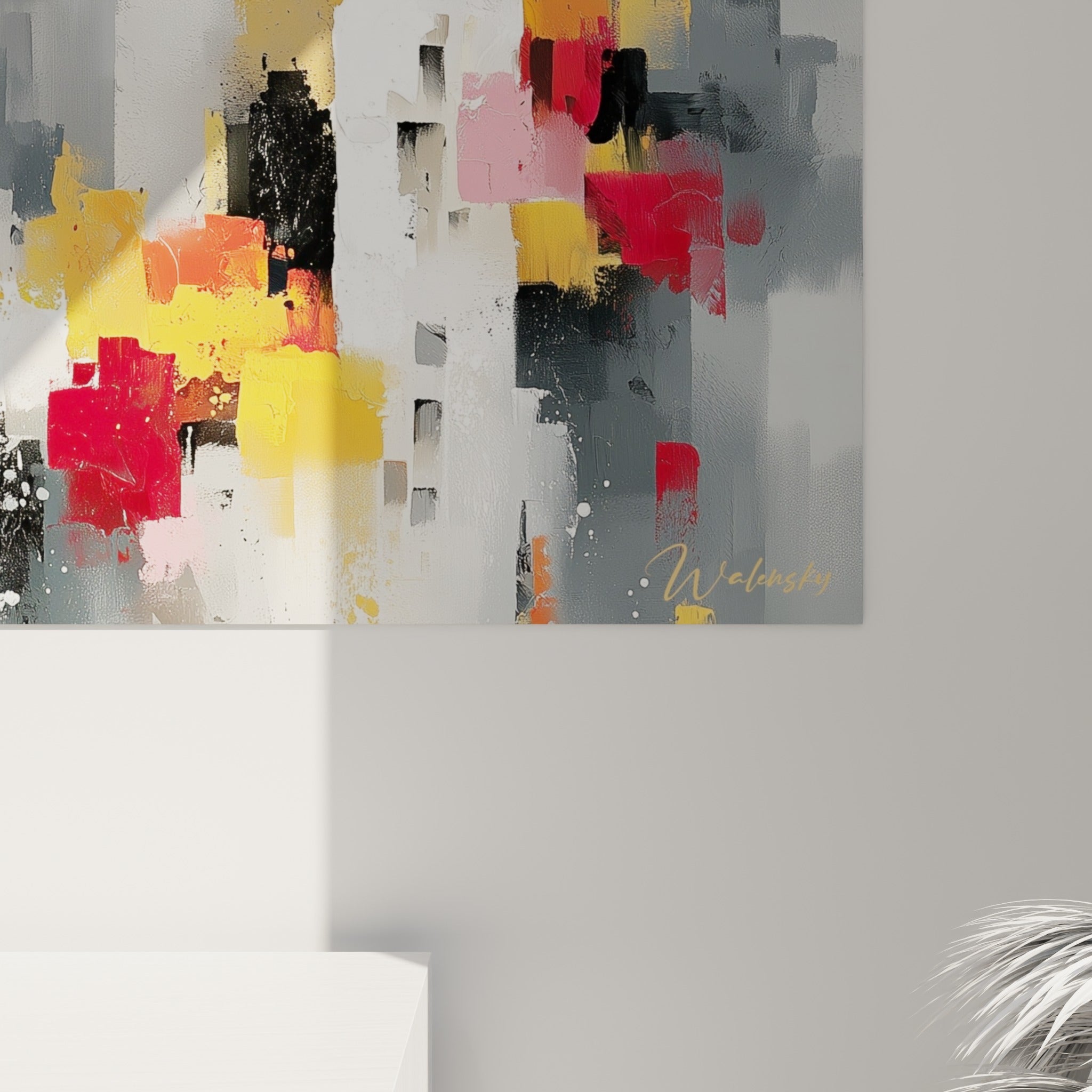 Détail des empâtements et coulures jaune safran et rouge profond sur fond gris texturé de la toile