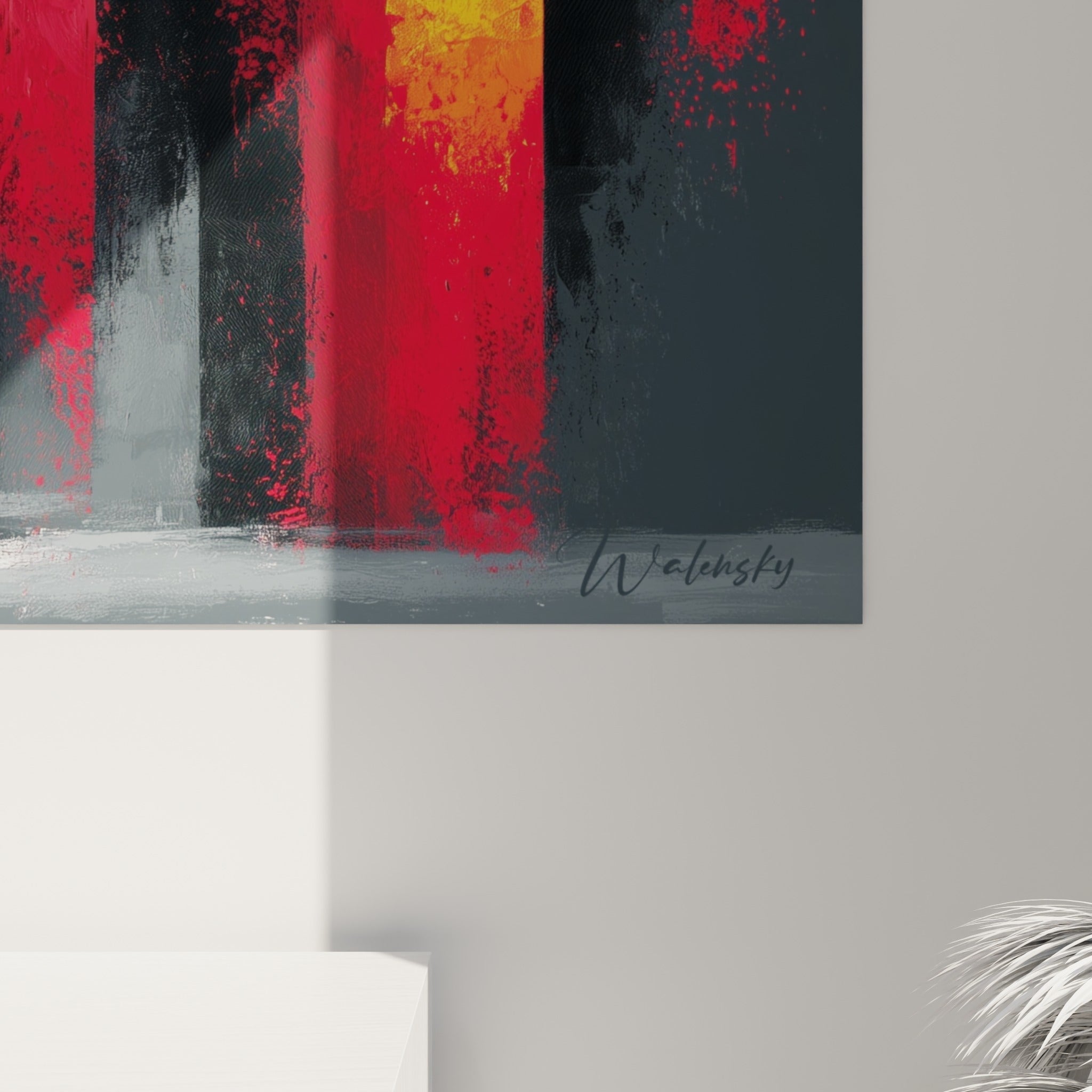 Empâtements rouges et coulures dorées sur fond anthracite, matière peinte du tableau architecture abstrait vue de près