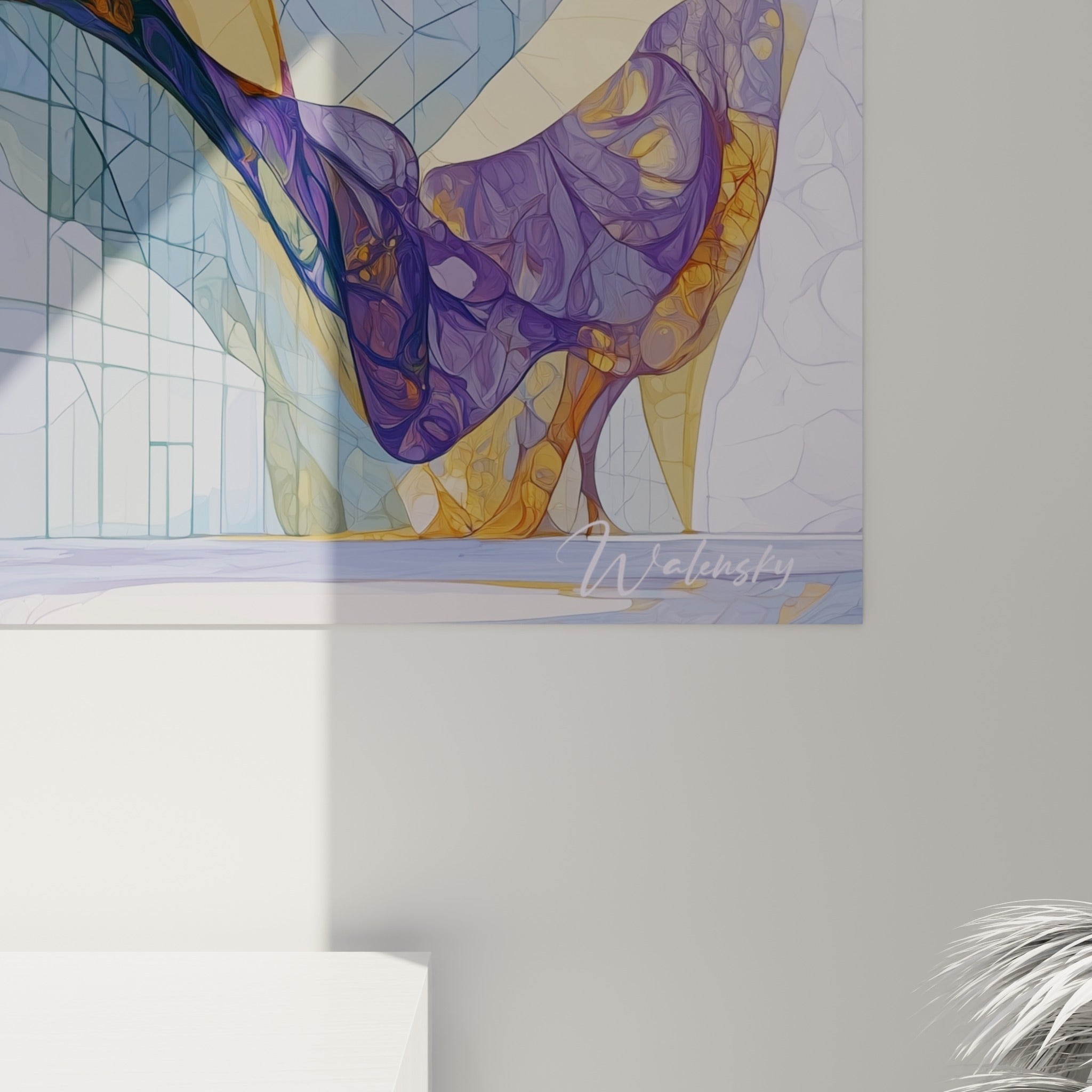 Détail des textures fractales violettes et dorées, grain fluide et coulures picturales sur le verre bleuté