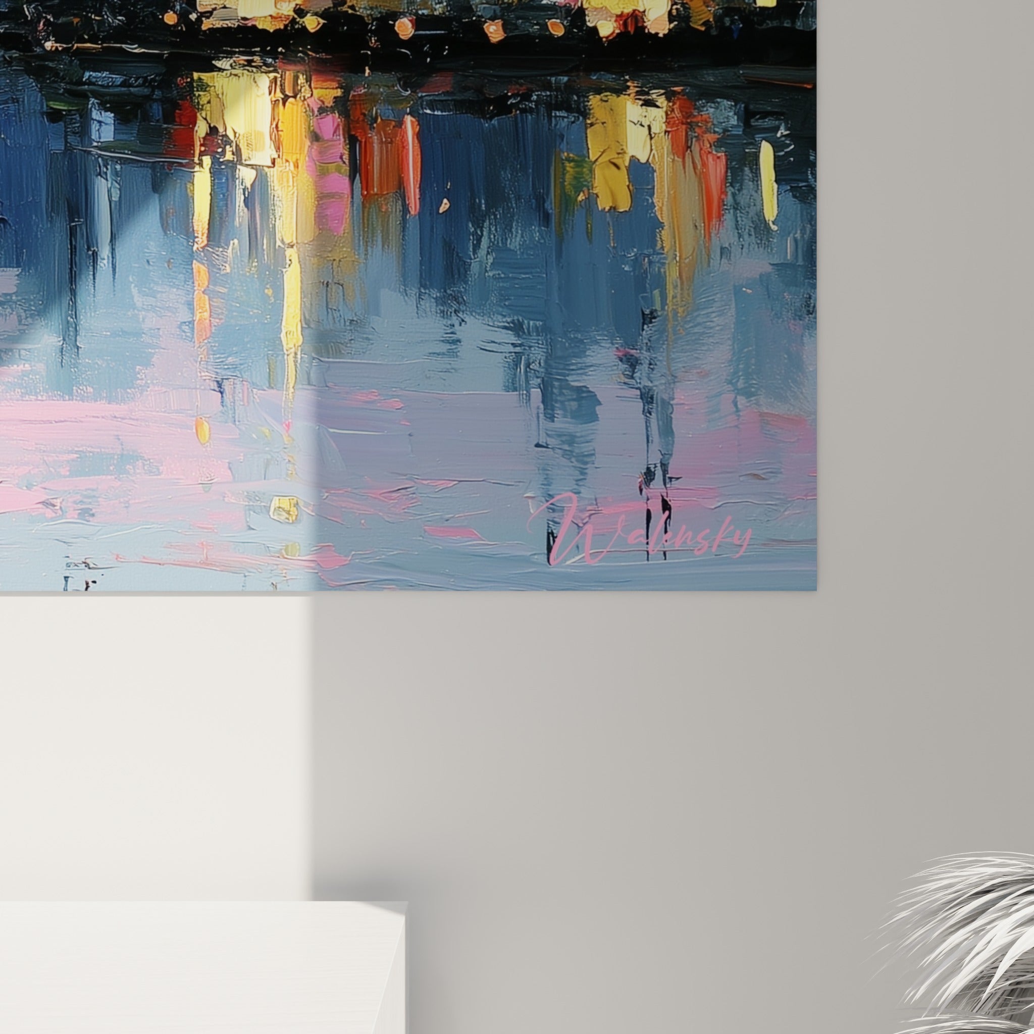 Empâtements épais de peinture dorée et rose sur les tours, grain visible et coulures bleu marine dans les reflets