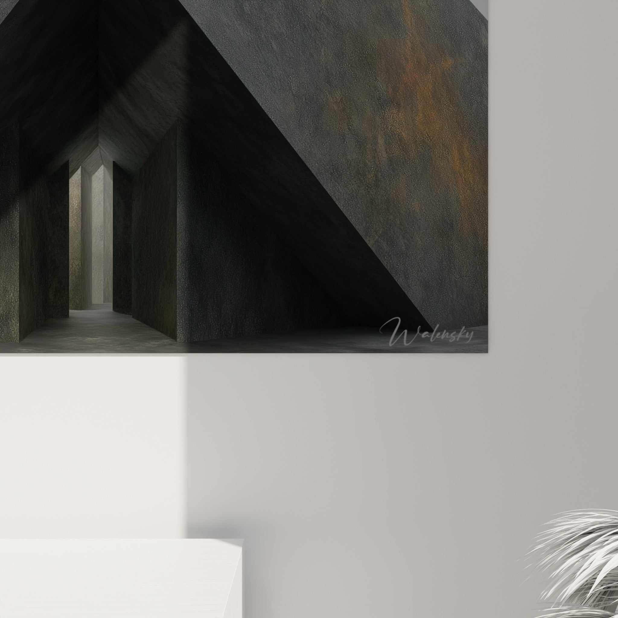 Détail de la pierre texturée anthracite et des reflets ocre au creux du passage sombre