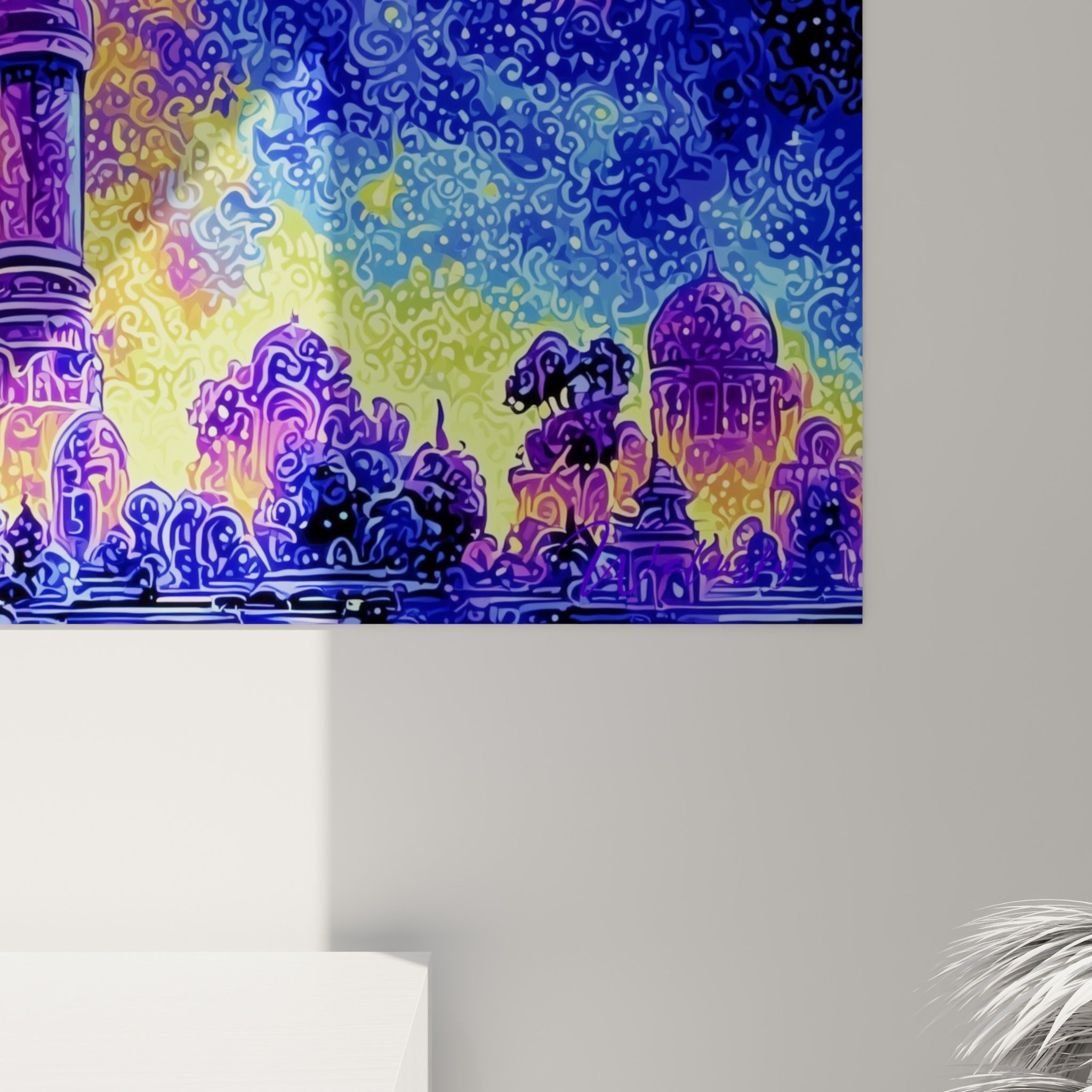 Détail des motifs tourbillonnants violet et jaune formant la texture peinte du palais oriental