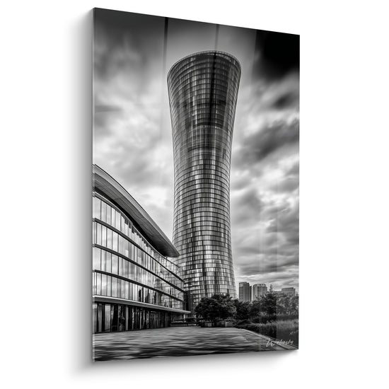 Tableau architecture abstrait d'une tour courbée grise, façade vitrée, ciel noir et blanc orageux