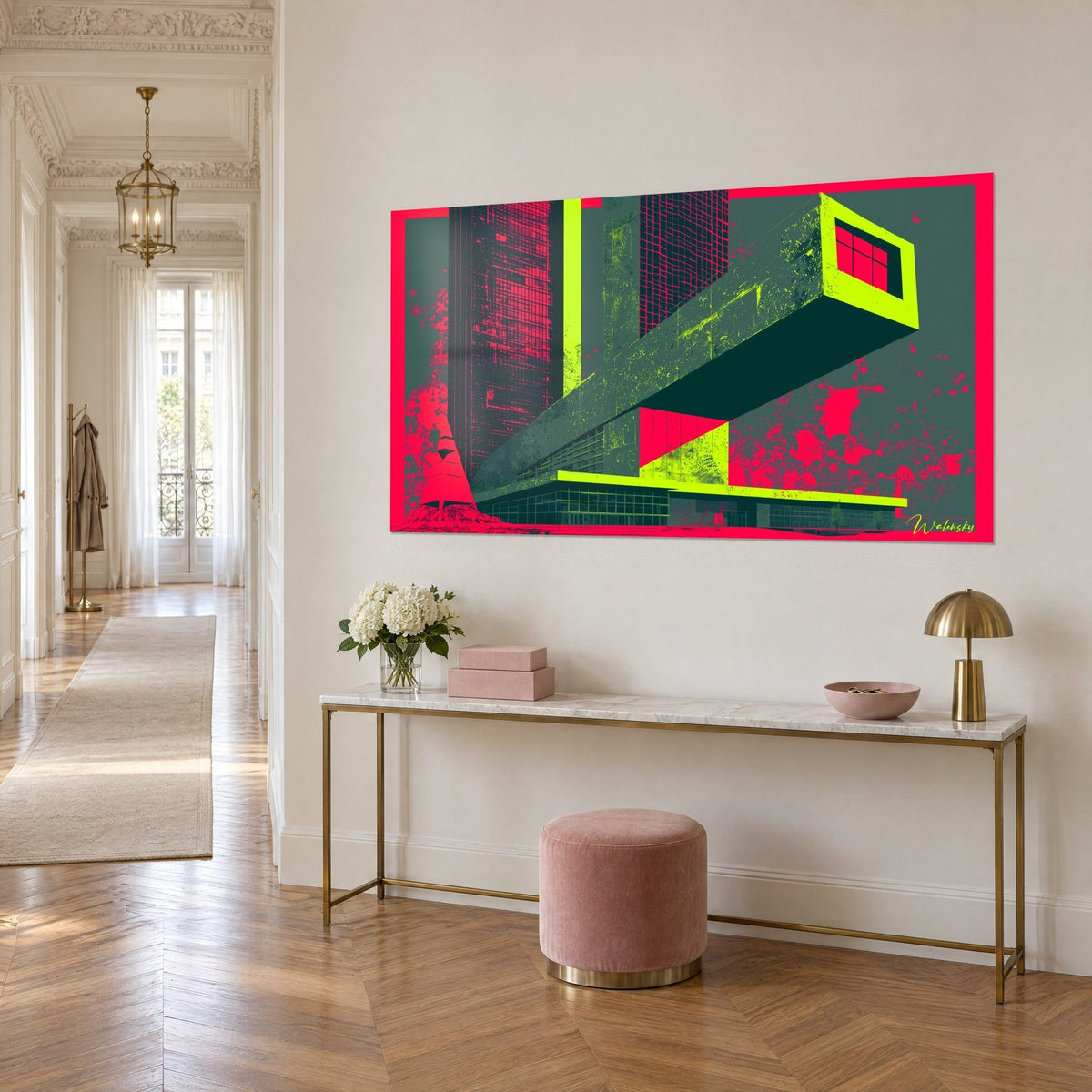 Quadro trave di cemento sospesa tra due torri rosa, finestra quadrata rossa e spigoli verde anice, sopra una consolle in ottone, ingresso haussmanniano