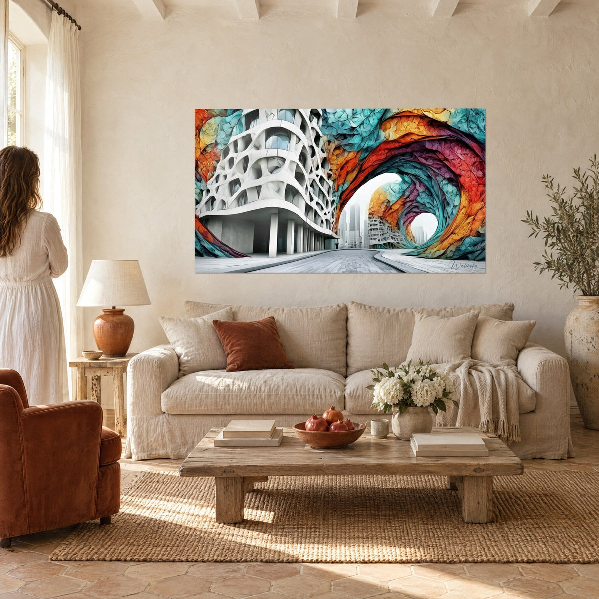 Tableau immeuble blanc ajouré face à un tunnel de vagues corail et turquoise, une femme de dos, au-dessus d'un canapé dans un salon lumineux