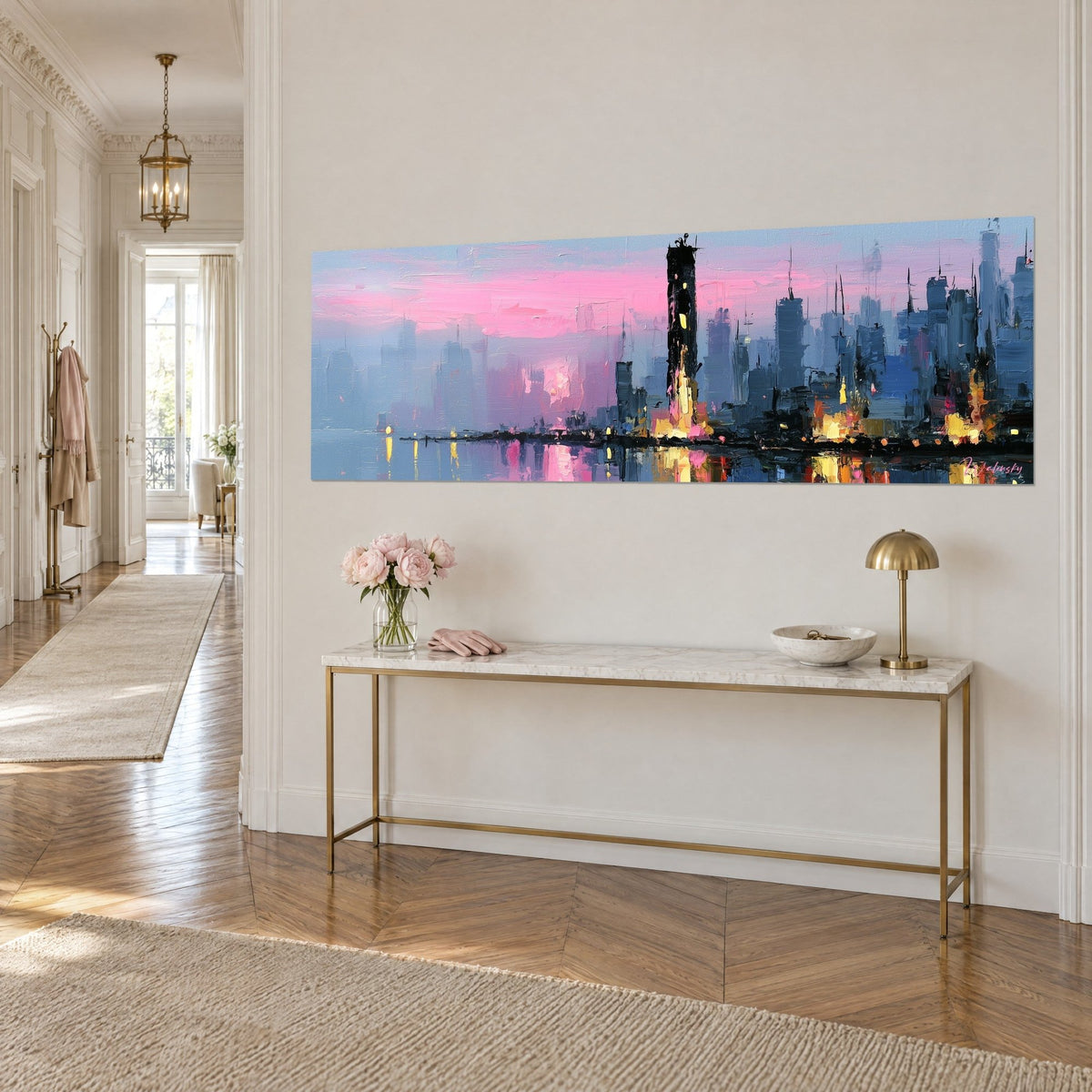 Tableau métropole au crépuscule, tour noire dressée sur un ciel rose, façades gris-bleu et lueurs ambre, sur une console dorée