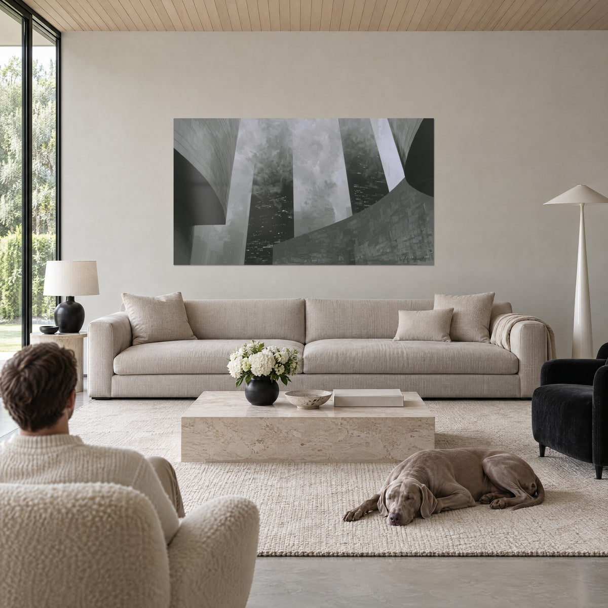 Gemälde Wolkenkratzer bei Nacht in Grau und Schwarz, übereinandergelegte Fassaden mit erleuchteten Fenstern, über einem Sofa in einem hellen Wohnzimmer