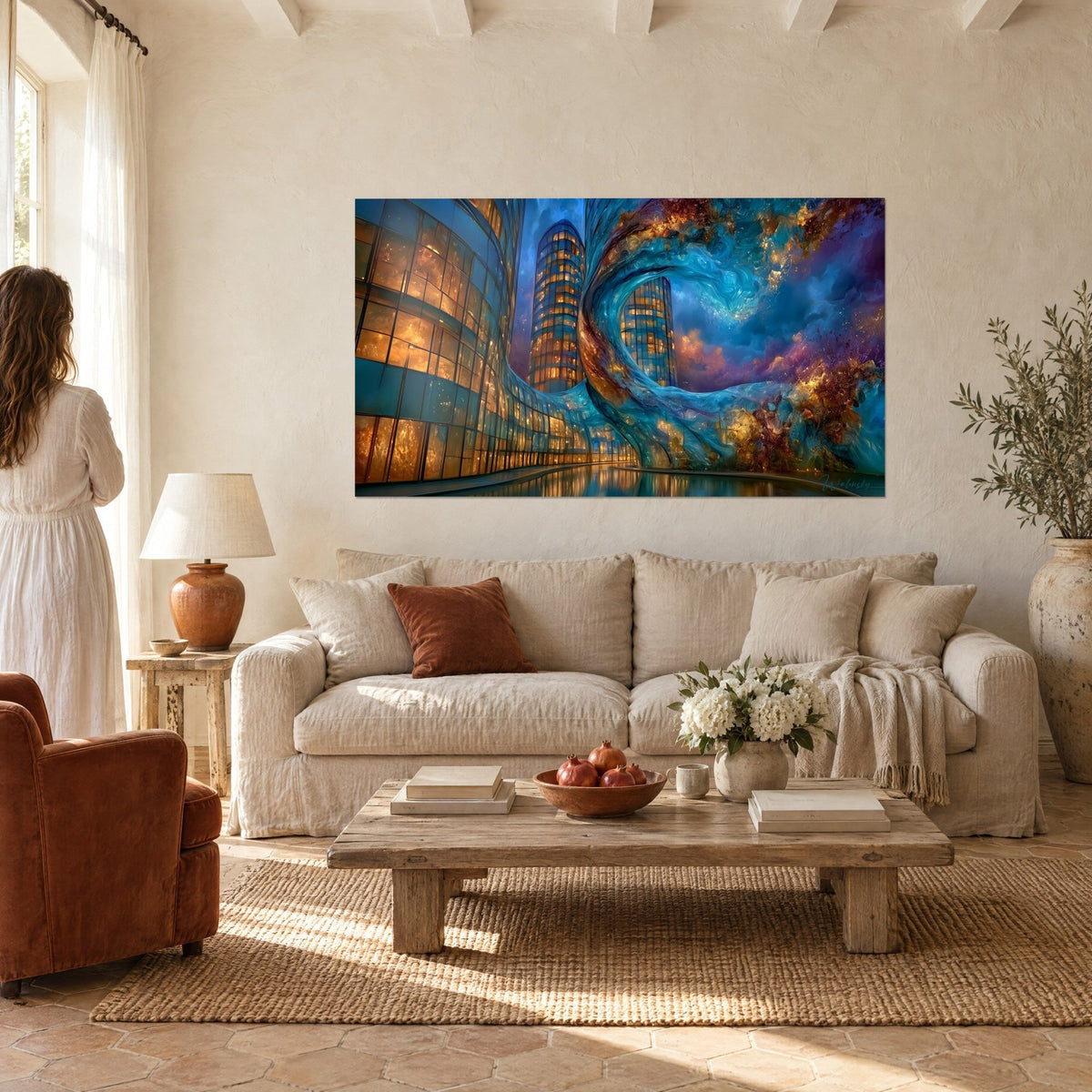 Quadro grattacielo dorato avvolto da un'onda turchese sotto un cielo viola, sopra un divano in un soggiorno luminoso