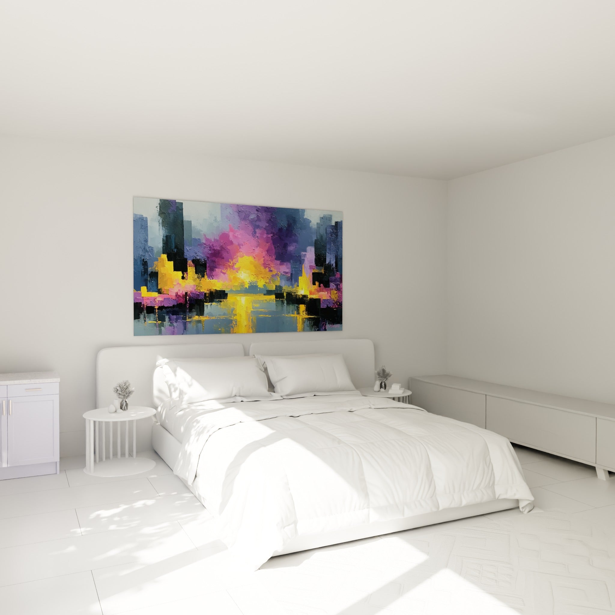 Tours dorées et violettes en fusion lumineuse, accrochées au-dessus d'un lit dans une chambre claire