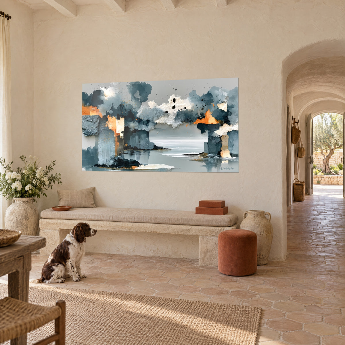 Tableau ville abstraite aux arches grises et touches orange cuivré, reflets sur l'eau, face à un spaniel dans un mas provençal