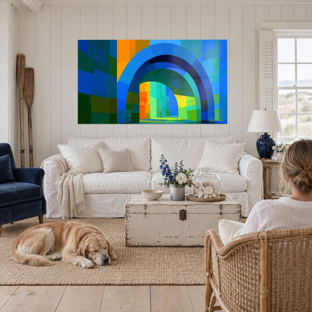 Tableau arche concentrique bleu cobalt et orange vif, passage lumineux vert citron, au-dessus d'un canapé dans un salon lumineux