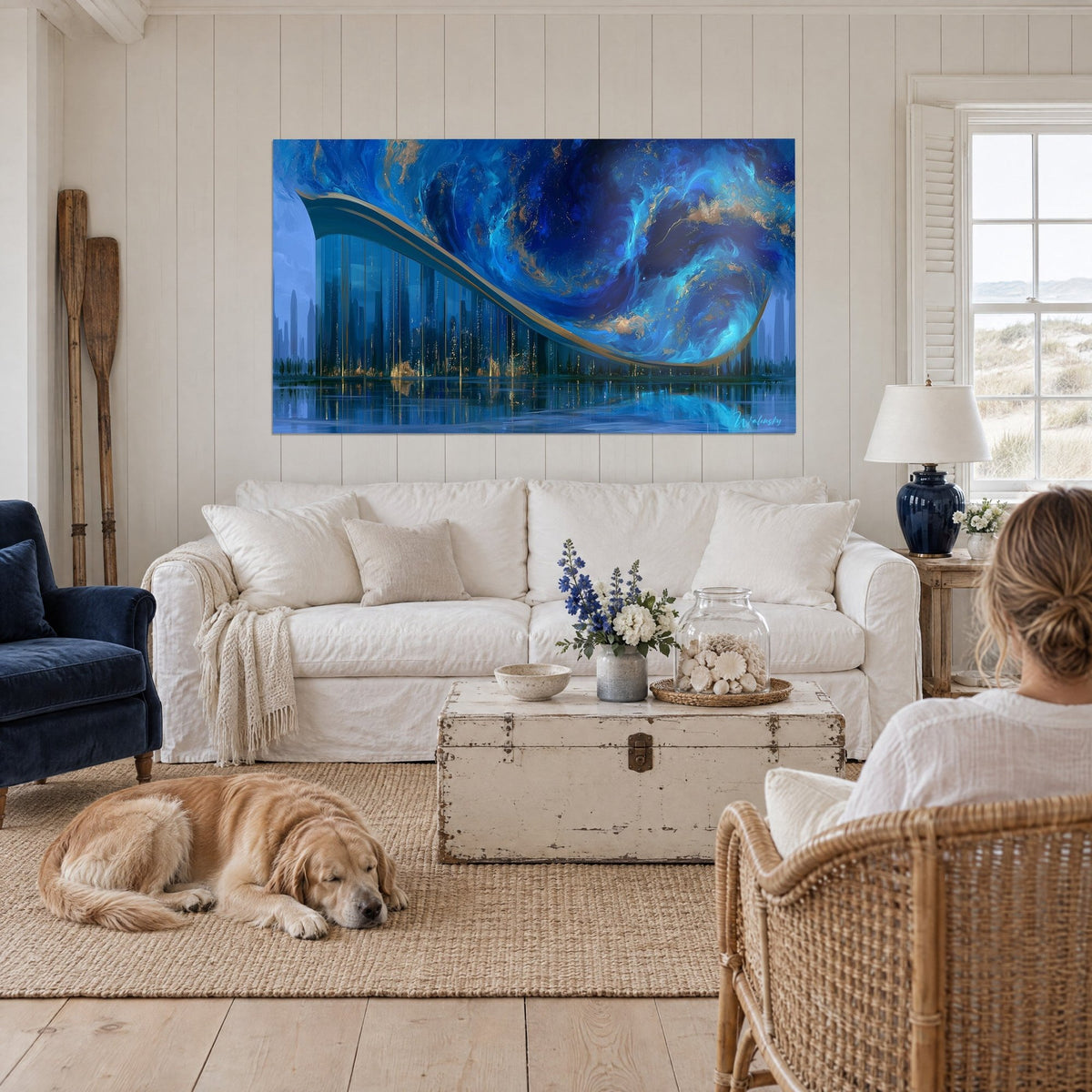 Tableau gratte-ciel de verre bleu nuit sous une vague dorée, tourbillons turquoise, au-dessus d'un canapé dans un salon lumineux