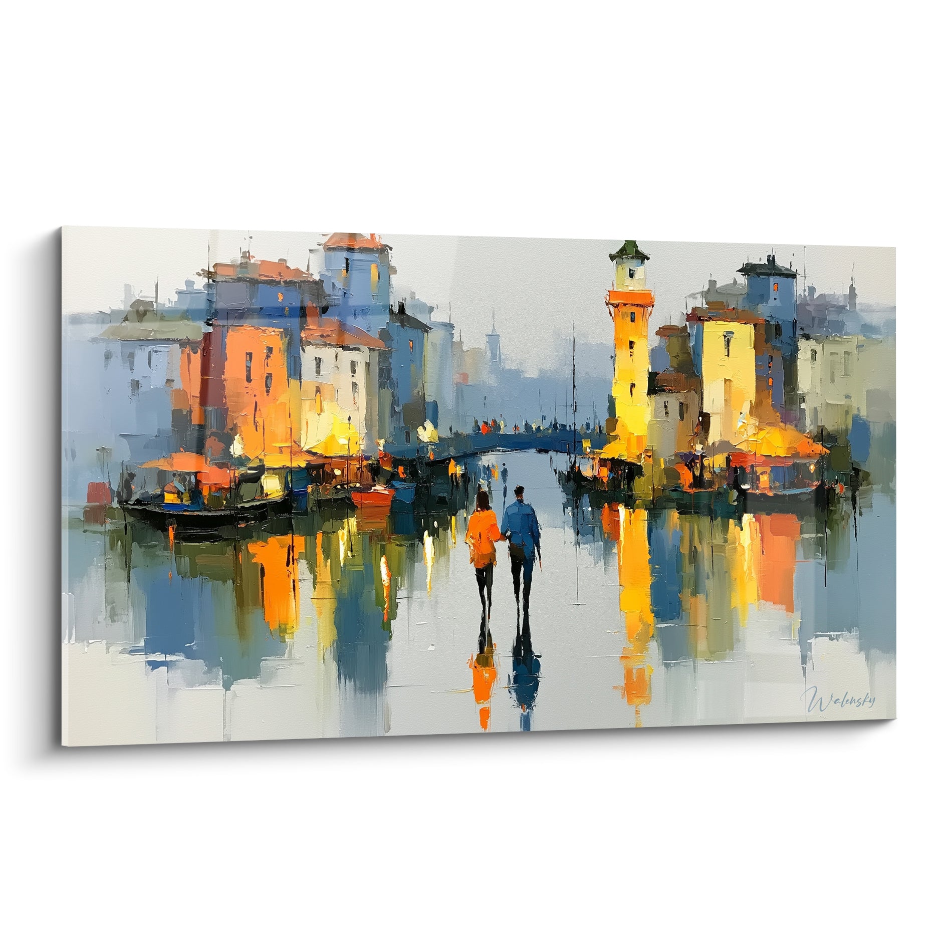 Couple marchant au bord d'un canal, façades orange et bleu marine, reflets dorés sur l'eau calme