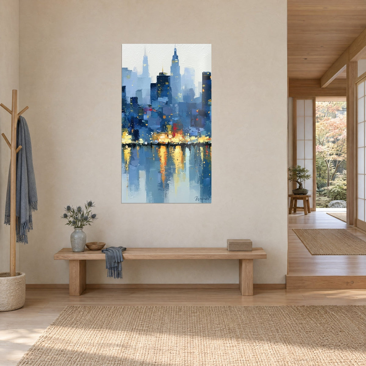 Schilderij silhouet van New Yorkse torens in nachtblauw en oker, verticale weerspiegelingen, japandi entree van licht hout en biezen