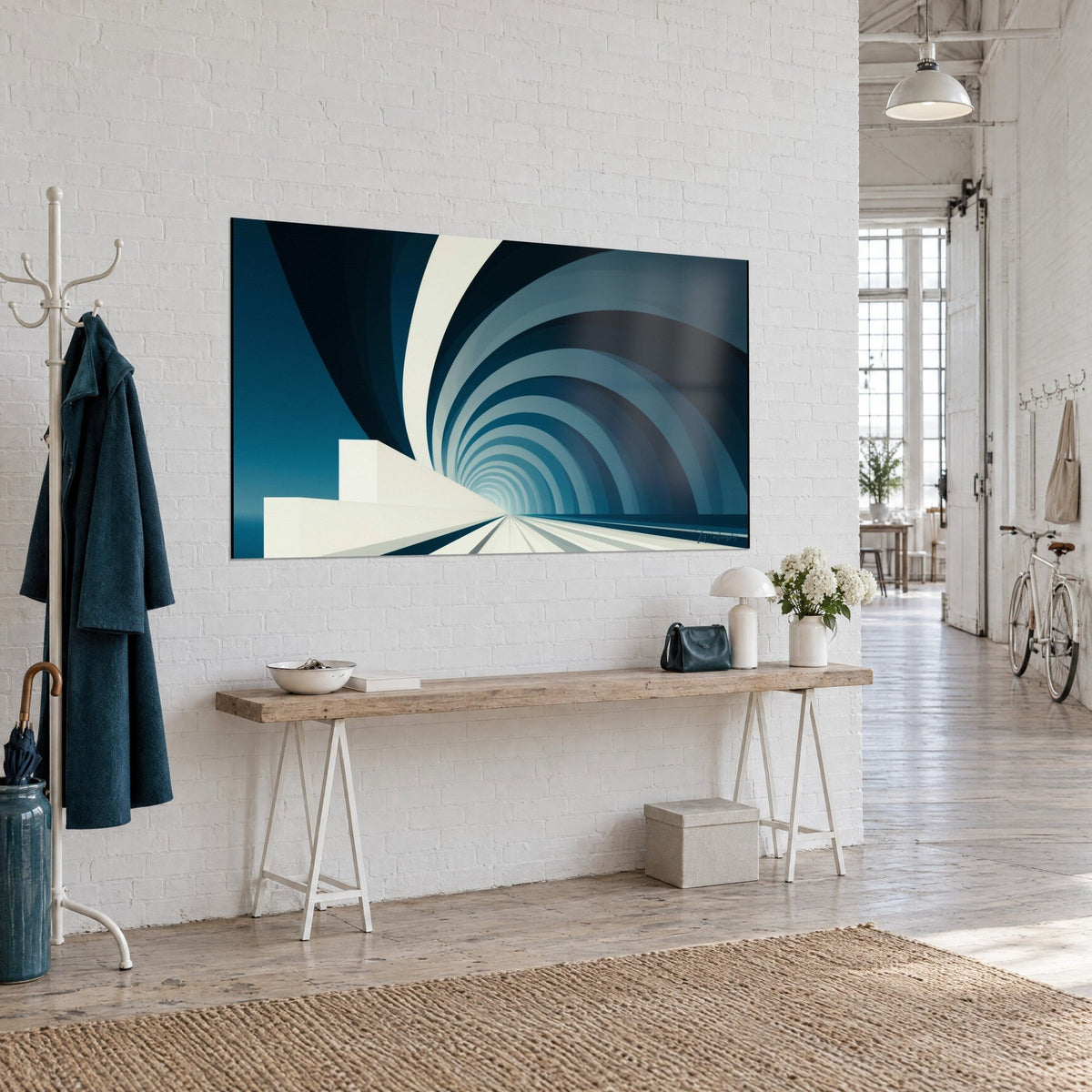 Tableau vortex hypnotique de bandes courbes bleu pétrole et crème filant vers un point lumineux, loft d'artiste en vue de trois-quarts