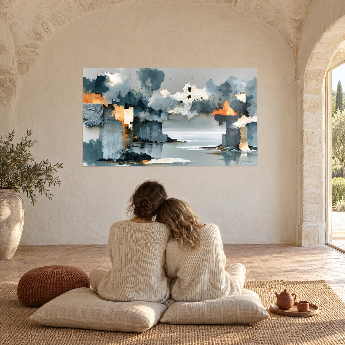 Tableau skyline abstraite nimbée de brume, nuages blancs épais, façades bleu acier et orange, face à un couple sous une voûte