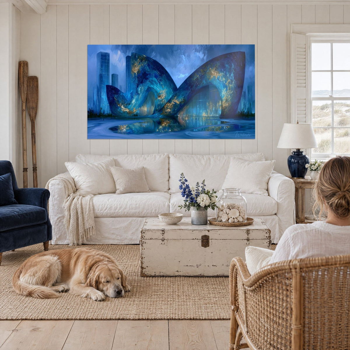 Tableau pavillon aux voiles bleu cobalt veinées d'or, reflet dans l'eau, retriever couché, au-dessus d'un canapé dans un salon lumineux