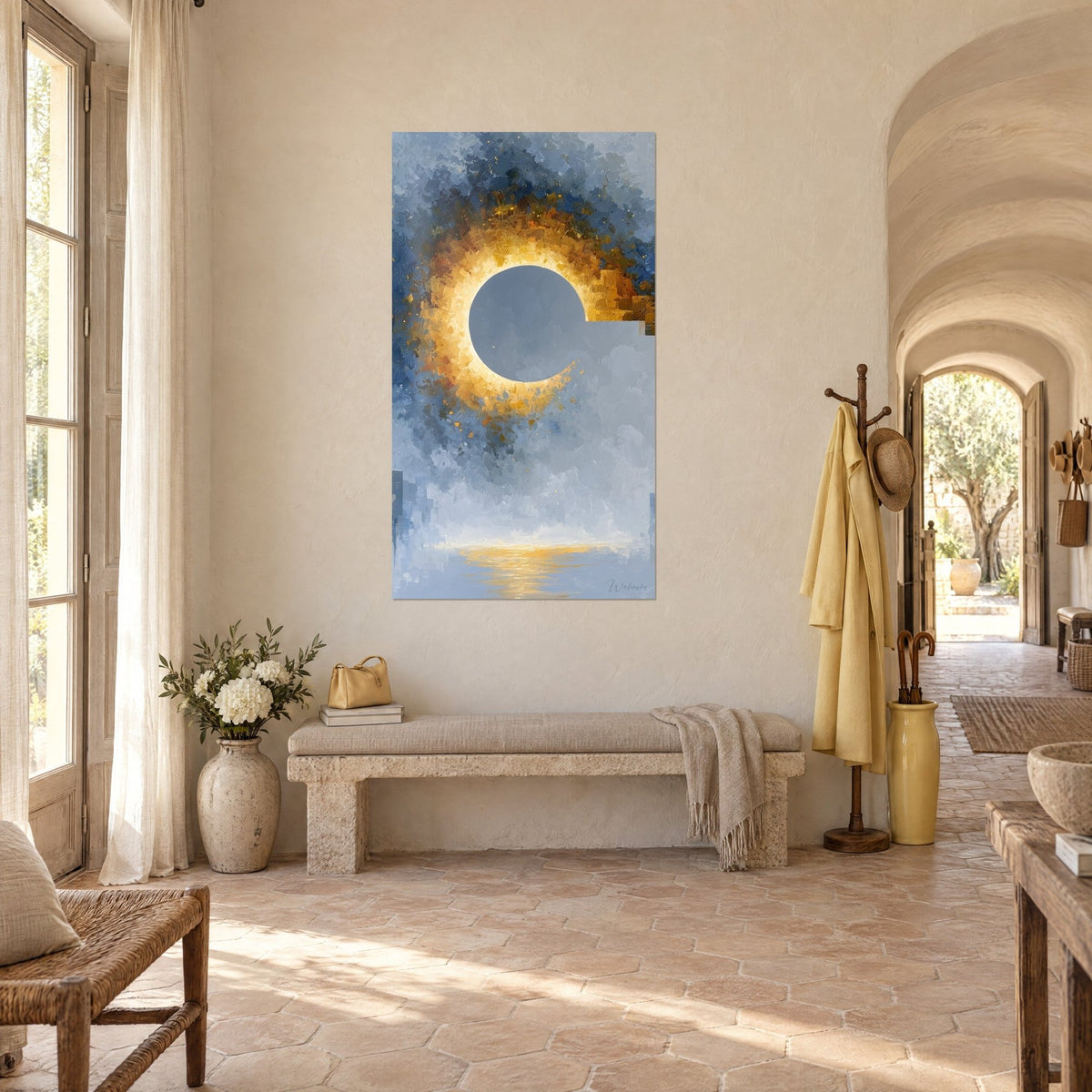 Quadro con un astro velato da una corona d'oro ocra su fondo blu ardesia, muro intonacato beige, panca in pietra e corridoio a volta del mas