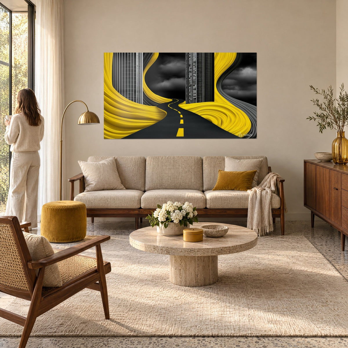 Tableau route sinueuse bitume noir, ruban jaune vif entre deux gratte-ciel gris, ciel d'orage, au-dessus d'un canapé dans un salon lumineux